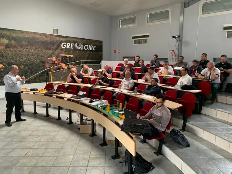 Pour maintenir à flot les compétences des salariés, les concessionnaires envoient régulièrement leur personnel en formation.