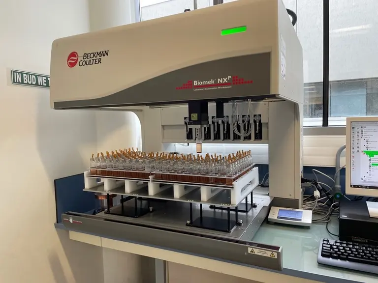 Ce robot de microvinification à haut débit, financé en partie par la région Nouvelle Aquitaine, permet de réaliser plusieurs centaines de microvinific