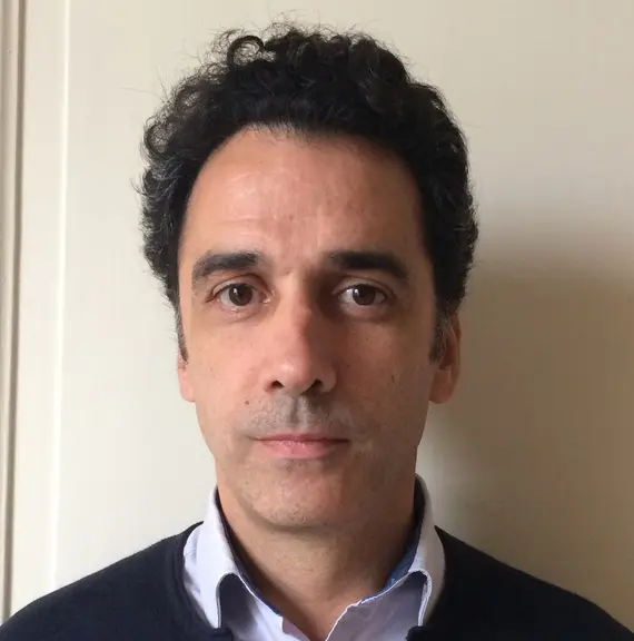 François Litoux-Desrues, directeur R & D de Chêne et Cie, maison-mère des tonnelleries Taransaud, Canton, Kádár et des bois œnologiques XtraChêne.