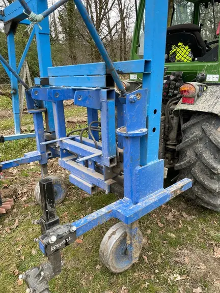 Les barres horizontales les plus proches du tracteur ont une forme de Tétrimino, pour les familiers de Tétris, de 39 cm de long, puis 15 cm, puis 62 cm. 