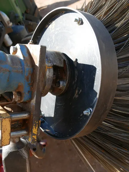 On voit ici la plaque supérieure de 315 mm qui accueille la brosse, fixée par quatre boulons, ainsi que la barre de protection soudée sur la circonférence.