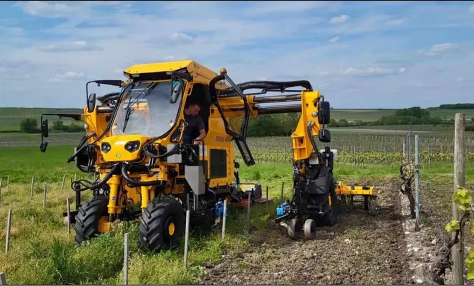 Avec le Super-D4, le prestataire de service charentais réalise un un seul passage tonte, travail du sol interrang et travail du sol sous le rang.