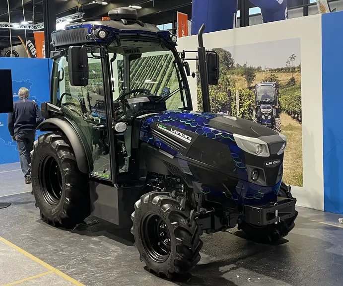 Landini présente un tracteur à entraînement hybride mécanique-électrique.