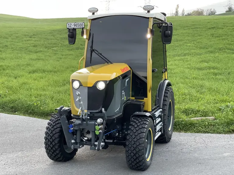 Le B1e sera commercialisé aux couleurs Rigitrac, sous l'appellation SKE 40, dans les pays germanophones, aux couleurs de Keestrack-Goldoni partout ail