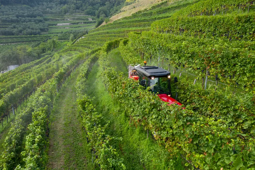 La nouvelle série F de Valtra est déclinée uniquement en cabine dans sa version étroite.