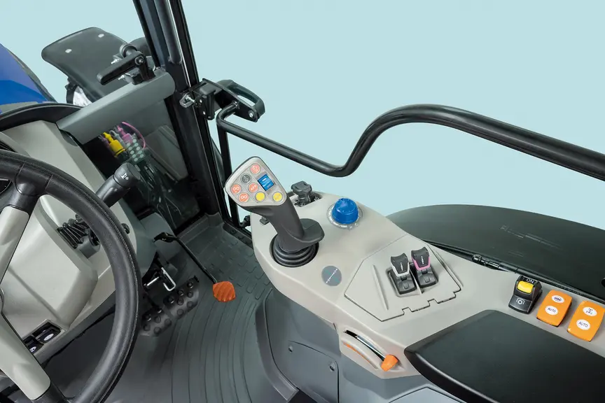 En cabine, le conducteur dispose d'un joystick sur accoudoir pour piloter, entre autres, la transmission robotisée.