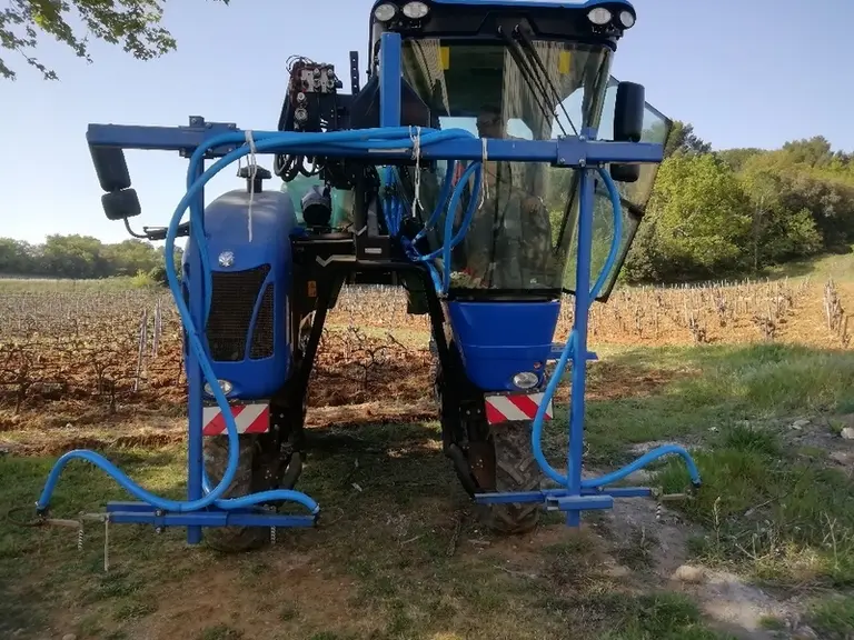 Le montage sur porteur enjambeur permet d'arroser les complants sur trois rangs à la fois.