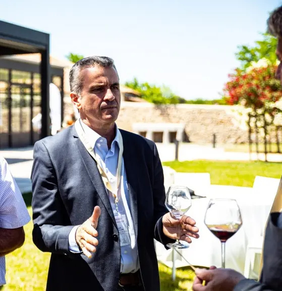 Gérard Bancillon alerte sur la nécessité de réagir rapidement face à l'accélération de la déconsommation de vin.