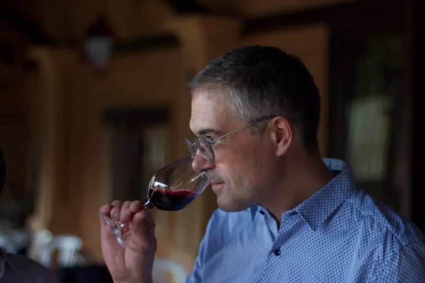 Patrice Merle, œnologue conseil chez Vigne et Vin Conseil, à La Chapelle-de-Guinchay, en Saône-et-Loire, recommande de se passer de bâtonnage sur les millésimes solaires.