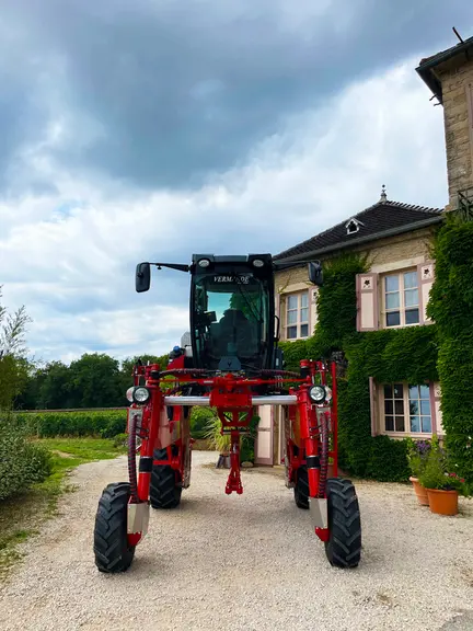 La nouvelle gamme d'enjambeurs double rang de Vermande dispose d'un porte-outils central.