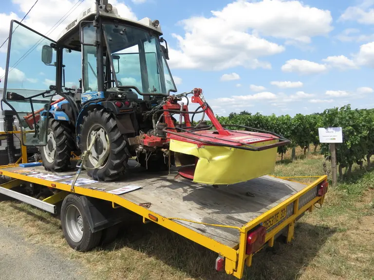 Mise au point par les Établissements Sabourdy, en Gironde, cette faucheuse permet de réaliser deux opérations en un seul passage. 