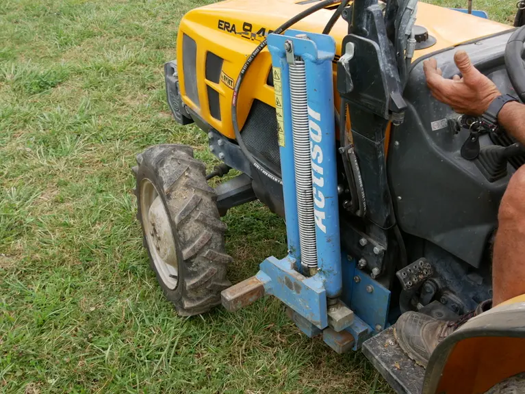 Bien que compacts, les microtracteurs peuvent recevoir des outils interceps entre roues. 