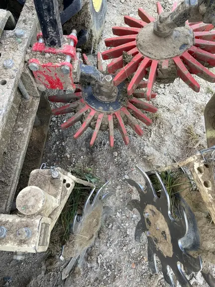 Benjamin Duru monte des disques émotteurs et étoiles Kress sur les porte-outils.