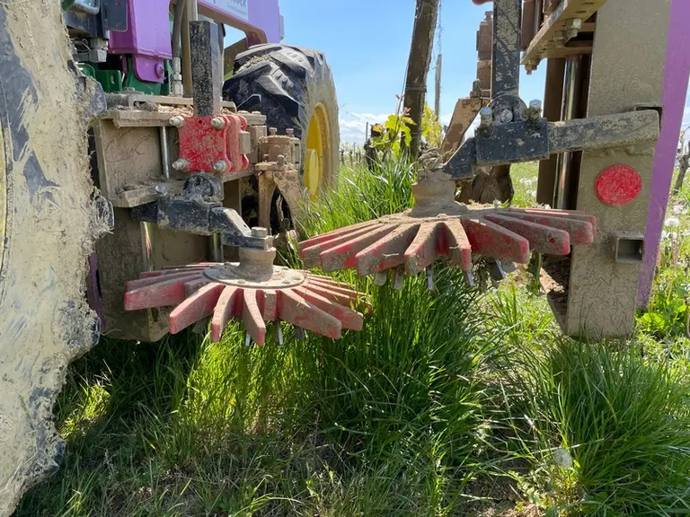 Les doigts Kress travaillent toujours, à l'inverse des disques émotteurs. Benjamin Duru les laisse cependant toujours sur les porte-outils, afin de maintenir un bon ...