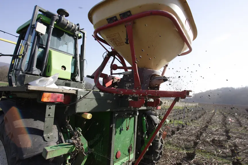 Distributeur d'engrais dans les vignes
