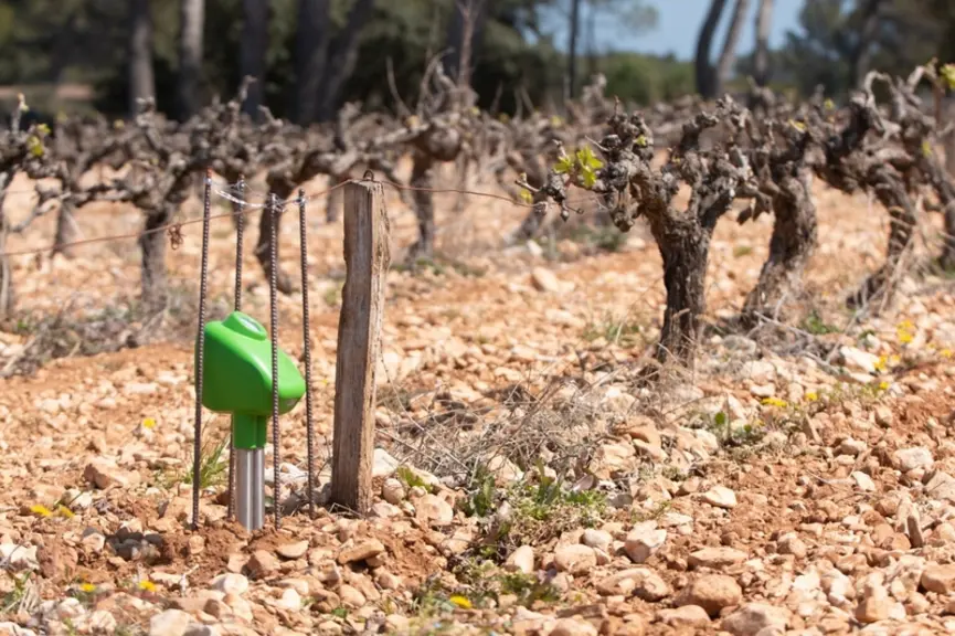 La balise connectée de Brad technology possède des capteurs dans le sol et en surface.