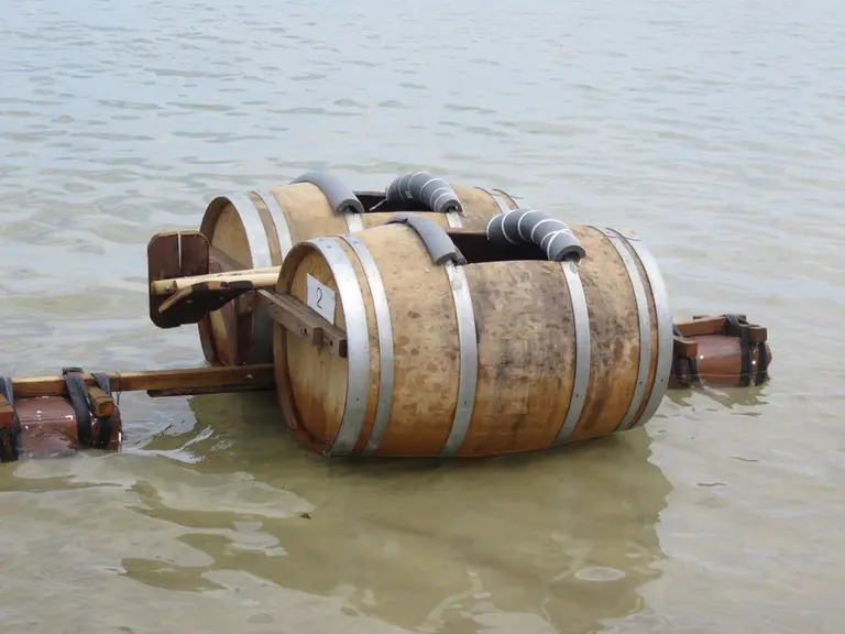 De l'idée à la mise à l'eau, la transformation des barriques en embarcation a nécessité quelques essais.