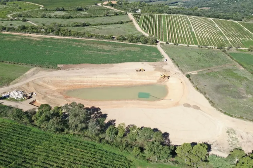 Le bassin versant qui collecte les eaux hivernales représente 40 hectares de vigne et de garrigue.