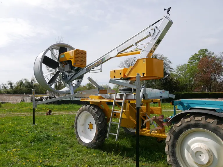 Les quatre pieds de stabilisation de l'éolienne ont dû être renforcés.