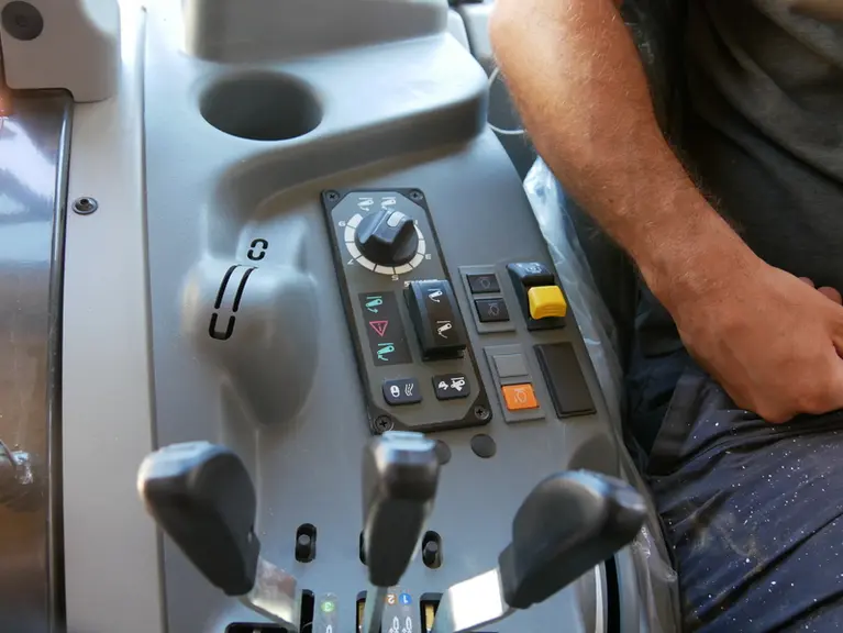 Essai du tracteur vigneron Claas Nexos 230 M : « Un bon espace de vie »