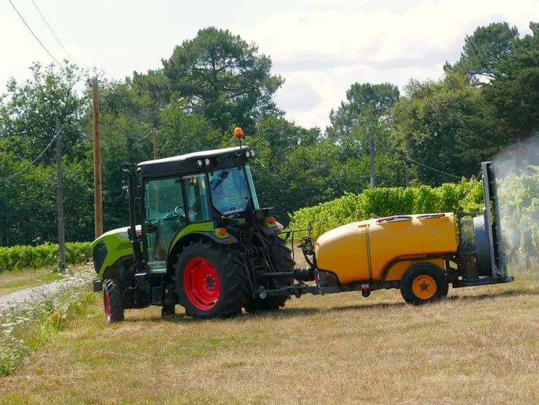 Essai du tracteur vigneron Claas Nexos 230 M : « Un bon espace de vie »