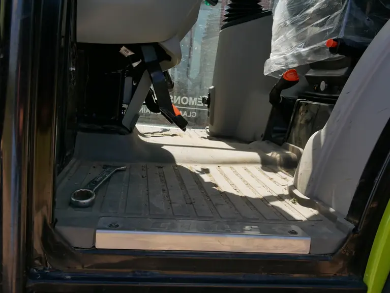 Le Claas Nexos dispose d'un plancher plat.