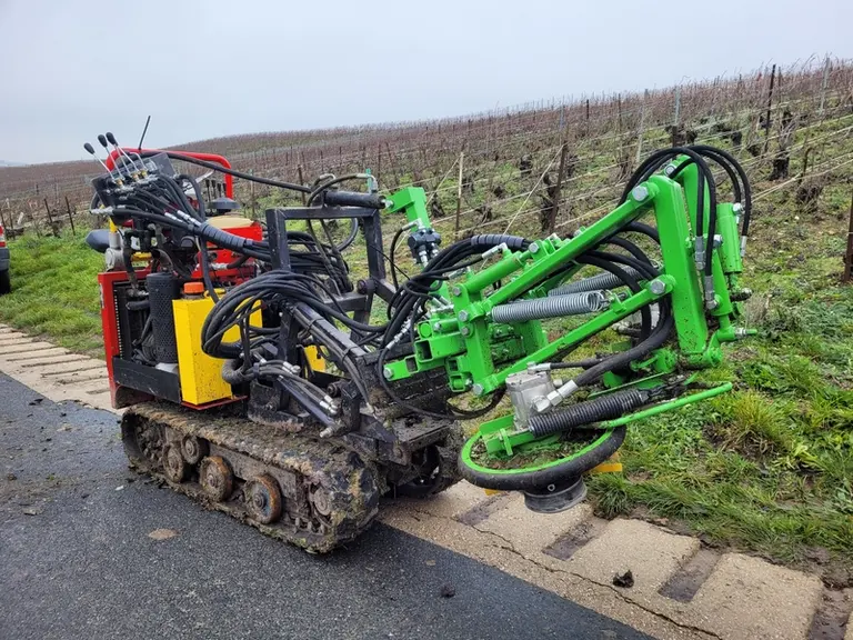 Le constructeur vauclusien Magnetto lance une tondeuse intercep pour les vignes étroites.