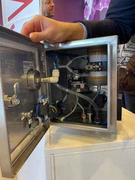 Le boîtier AromaLoc comprend une petite pompe à vide qui aspire du gaz dans l'espace de tête de la cuve, et une membrane qui empêche les molécules les plus grosses de ...