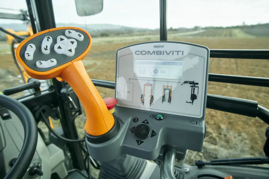 Le joystick et le terminal pilotant le châsss polyvalent Combiviti de Pellenc.