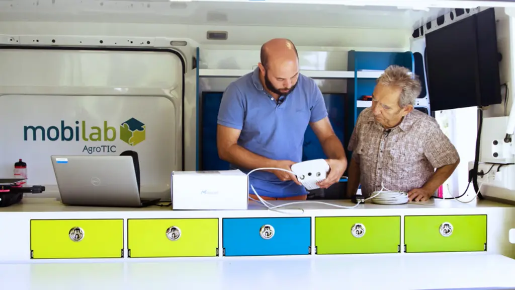 Le Mobilab Agrotic est un atelier mobile visant à démystifier le low-tech numérique.