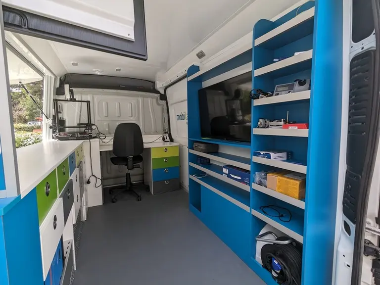 L'atelier mobile comporte de multiples composants et des outils (dont une imprimante 3D) pour concevoir des capteurs et équipements low-tech répondant aux besoins des ...