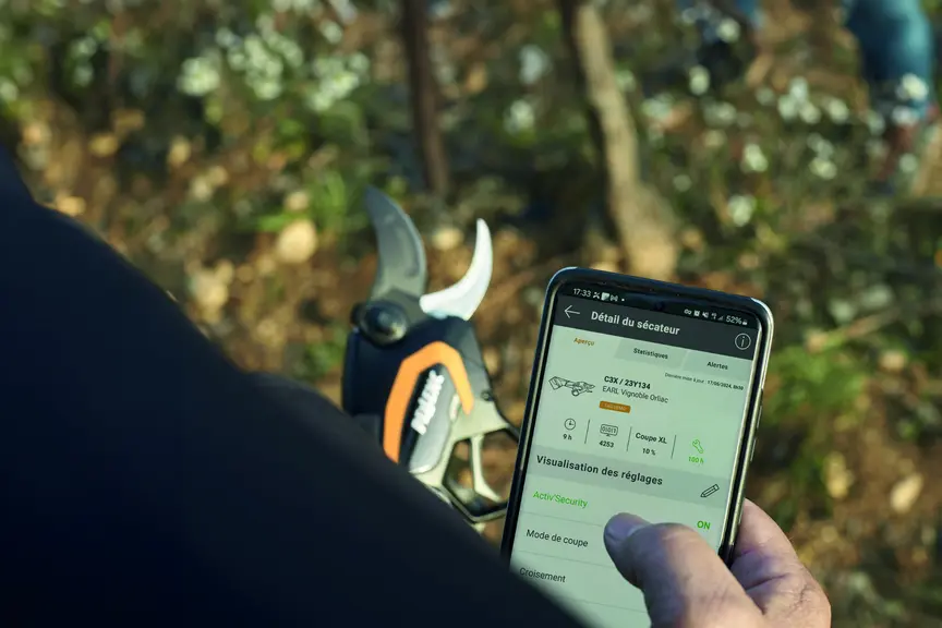 Depuis le smartphone, l'opérateur peut ajuster depuis son smartphone les réglages comme la demi-ouverture, la sensibilité de la gâchette optique ou en