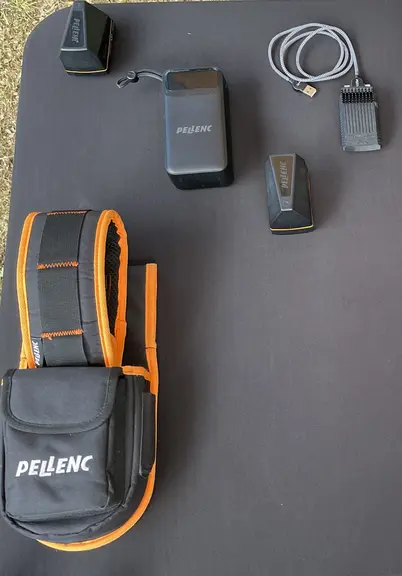Pellenc propose plusieurs options à son sécateur C3X : une ceinture de portage, une troisième batterie et un kit de chargement sur prise USB éventuell