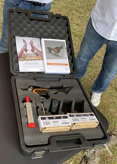 La valise du sécateur C3X comprend deux batteries, un kit d'entretien et de graissage, un chargeur à trois emplacements et un support de batterie à la