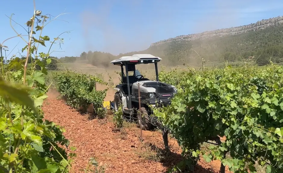 Le tracteur électrique et autonome Monarch MK-V peut réaliser tous les travaux d'une exploitation viticole. 