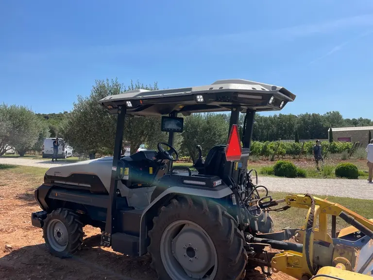Le toit du tracteur électrique et autonome Monarch MK-V est bardé de capteurs de sécurité. 