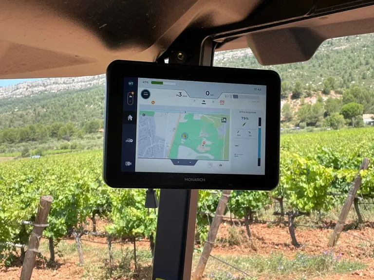 Le tracteur électrique et autonome Monarch MK-V est très facile à conduire. Il dispose d'un écran tactile dans le poste de conduite, notamment pour activer le ...