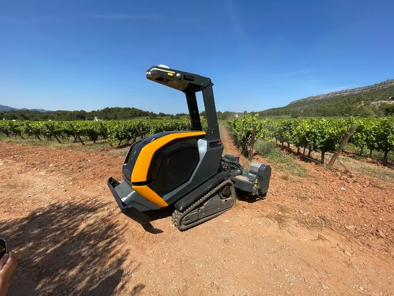 Présenté au dernier Sitevi, le robot RX 20 de Pellenc se met à l'épreuve du terrain au cours de cette campagne 2024.  