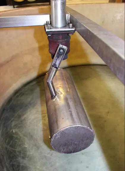 Le flotteur est constitué d'un tube en inox, fermé aux deux extrémités.