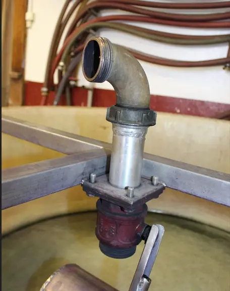 Un raccord à tuyau en 40 est accroché à une vanne à boule de 50 en bas. Il sera connecté à la pompe par le haut.