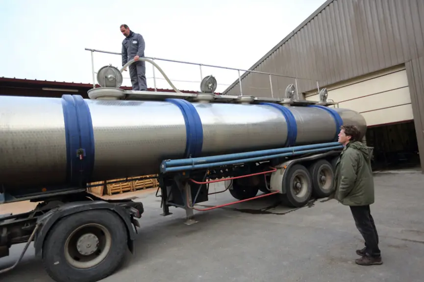 Chargement de vin dans un camion citerne de 28 000 litres depuis le chai d'un vigneron. 