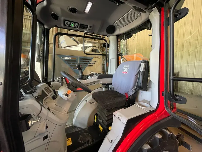 Le tracteur Antonio Carraro Tony 8700 V dispose d'une cabine à quatre montants spacieuse pour ce gabarit. 
