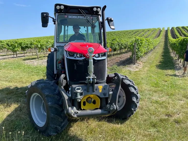 <em class="placeholder">Tracteur spécialisé fruitier Massey Ferguson MF3 MF3FR.105 dans les vignes</em>