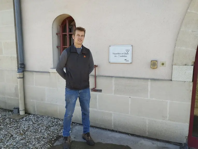 Ghislain Boutemy assure lui-même les visites vigneronnes qui associent parcours dans les vignes et dégustation.