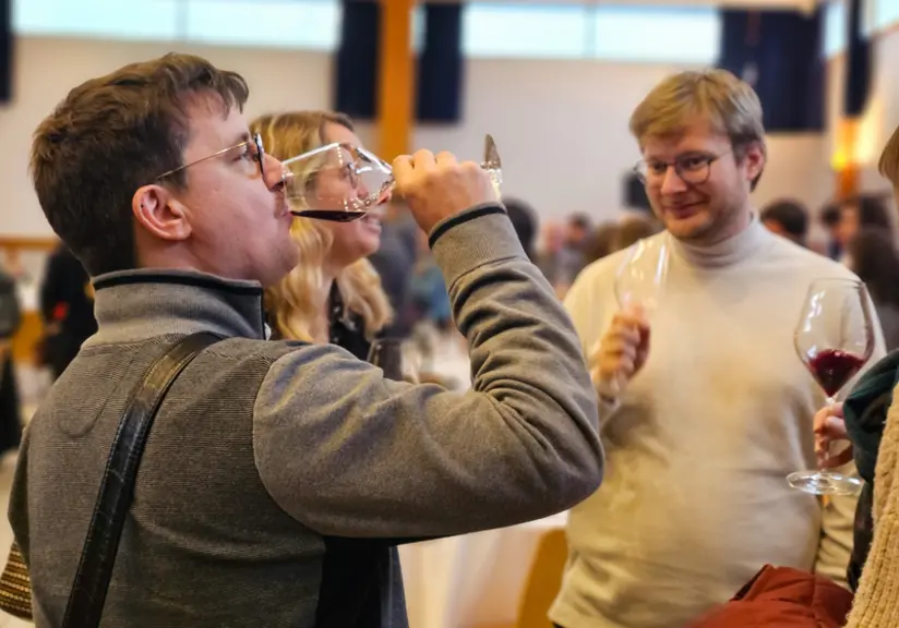 Œnologue buvant un verre de vin rouge