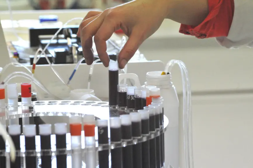Détail de l'appareil Ã  flux continu, pour doser les sucres réducteurs l'acidité volatile et dioyde de soufre. Mise