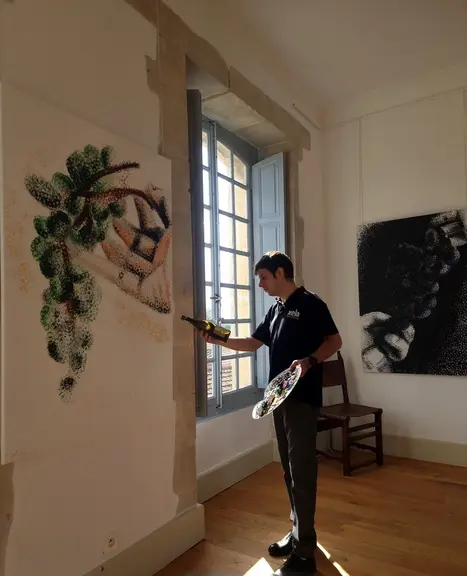 <em class="placeholder">L'artiste Alexandre Caillarec alias Xela Bottlepainting</em>