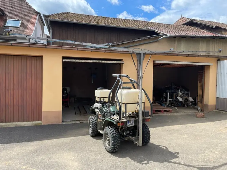 Pulvérisation à préparations biodynamiques sur un quad