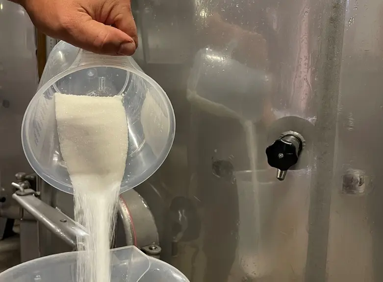 Ajout d'acide pour la vinification