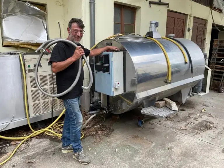 Auguste Klein devant son tank à lait 
